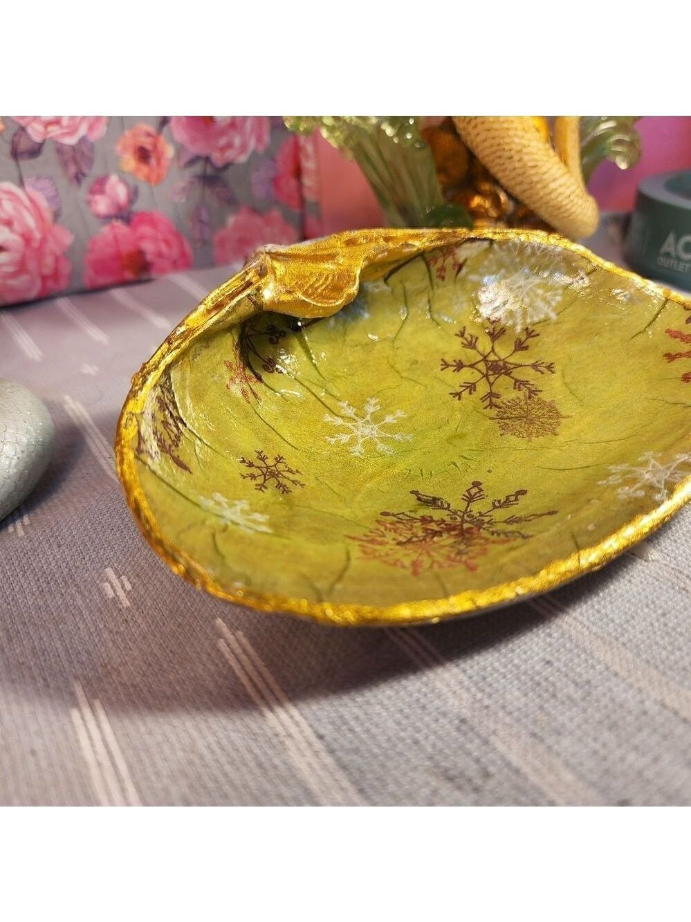 DECOUPAGE CLAM SHELL DECOUPAGE SNOWFLAKES ON A CLAM SHELL TRINKET DISH - Picture 5 of 10